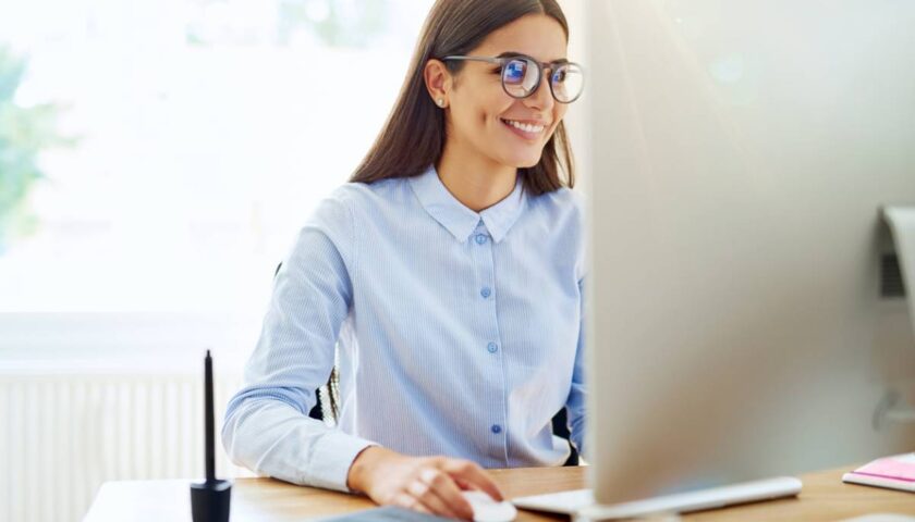 Femme travaillant devant un ordinateur avec des lunettes anti-reflet