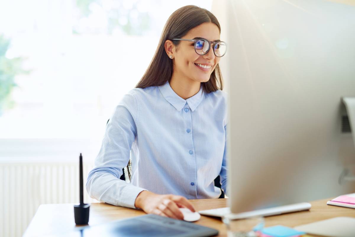 Femme travaillant devant un ordinateur avec des lunettes anti-reflet