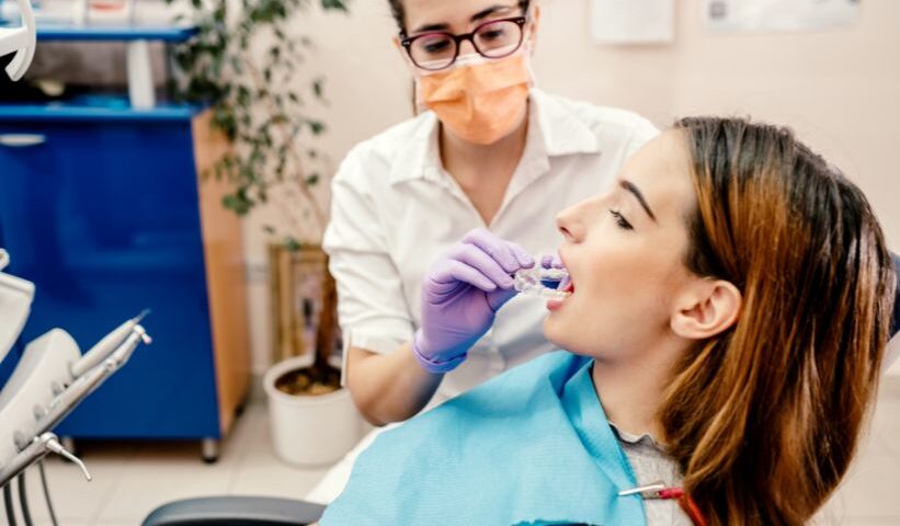 femme en train de soigner les dents d'une femme