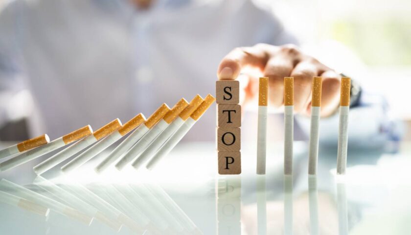 Cigarettes et domino formant le mot STOP