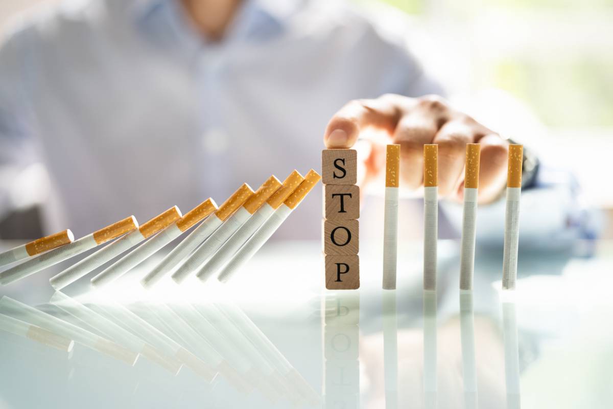 Cigarettes et domino formant le mot STOP
