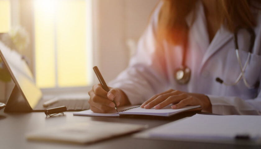 une femme médecin rédigeant une ordonnance médicale