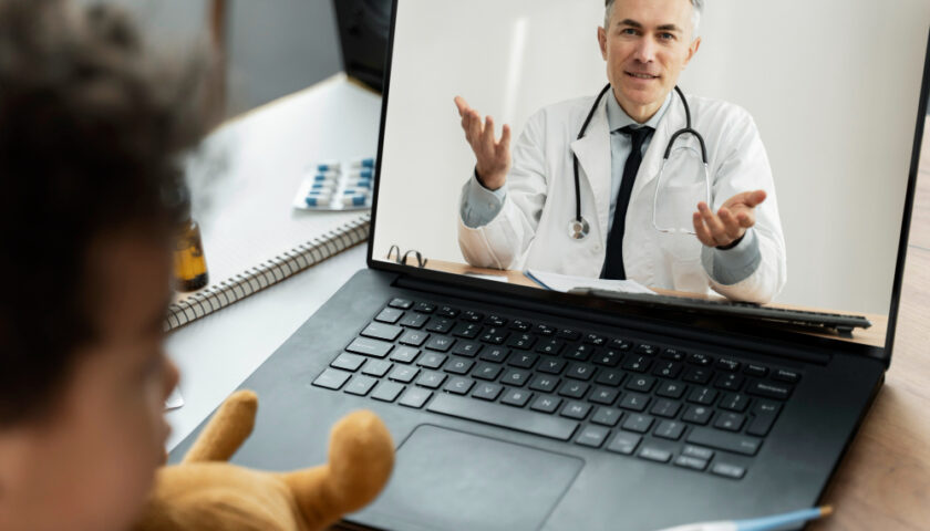 un médecin sur l'écran d'un ordinateur