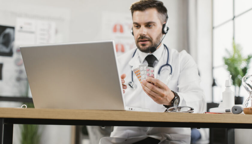 médecin en téléconsultation montre un médicament